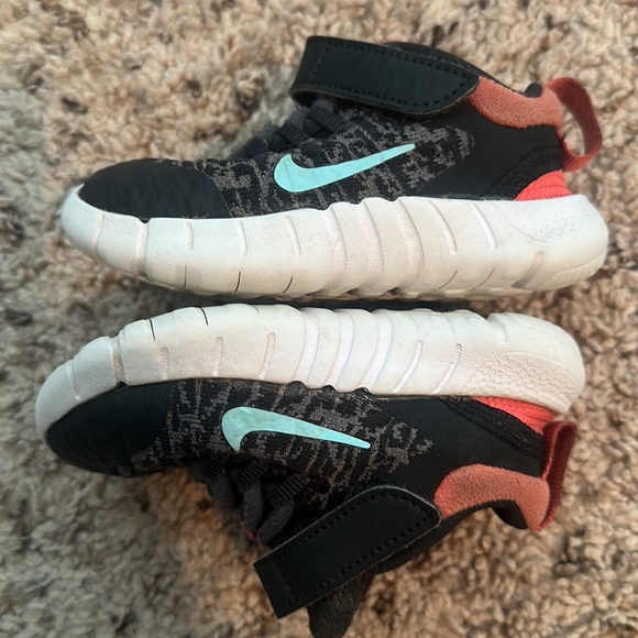 Nike Shoes - Toddler Size 5 - Picture 4 of 4